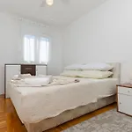 Slava Apartman *