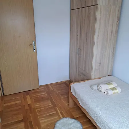 Slava - Close To The Mall * Split
