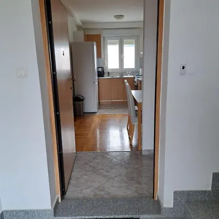 Slava - Close To The Mall Apartment Split