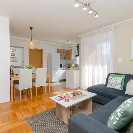 Slava - Close To The Mall Apartment Split